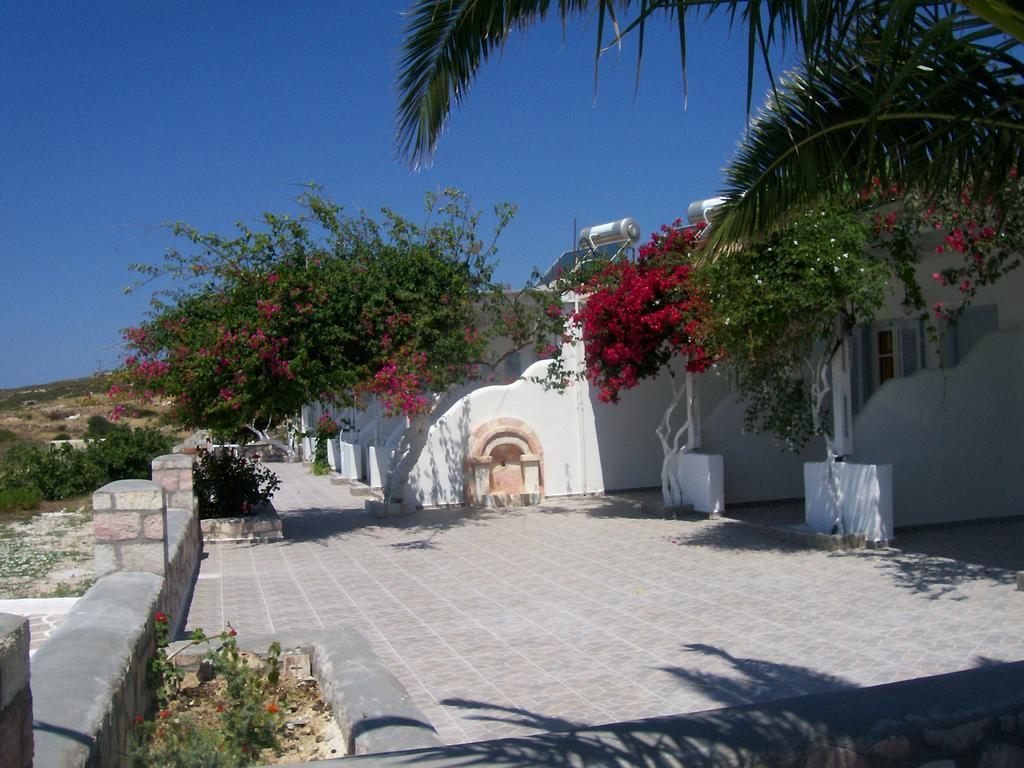 Κalamitsi Rooms & Apartments Kímolos Exterior photo